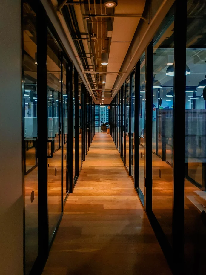 panneau-vitre-bureau-plancher-bois-corridor-bureau-luxueux