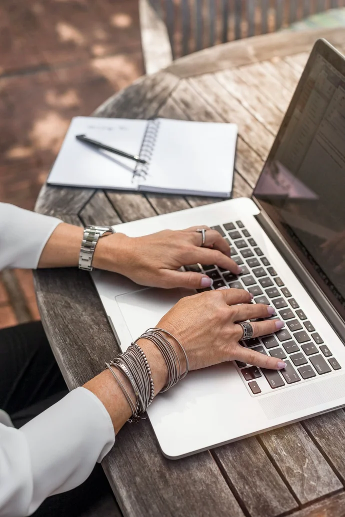 mains-homme-sur-clavier-ordinateur-bureau